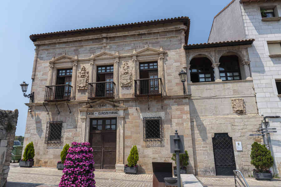 Cantabria 030 - San Vicente de la Barquera - Ayuntamiento.jpg